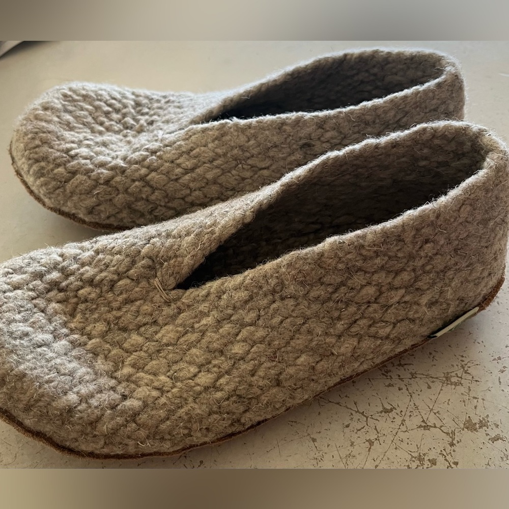 Kyrgies slippers size 40